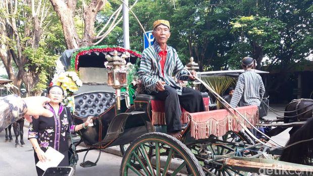 Potret kereta andong penjemput tamu tasyakuran pernikahan Kaesang dan Erina di Stadion Manahan