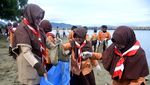 Keren! Anggota Pramuka Bersih-bersih Pantai