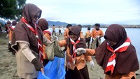 Anggota pramuka memungut berbagai jenis sampah plastik di pantai wisata Ulee Lheue, Banda Aceh, Aceh, Minggu (11/12/2022).