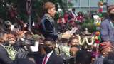 Naik Kereta Kencana, Jokowi Bagi-bagi Kaus di Kirab Kaesang-Erina