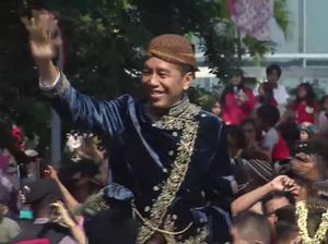 Senyum dan Lambaian Tangan Jokowi Saat Kirab Pernikahan Kaesang-Erina