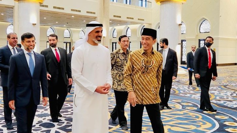 Presiden Jokowi menerima kedatangan Khalid bin Mohamed bin Zayed Al Nahyan di Masjid Raya Sheikh Zayed, Solo, Minggu (11/12/2022).