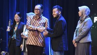 Staf Ahli Menteri Bidang Iklim Usaha dan Investasi Kemenperin Andi Rizaldi menyerahkan penghargaan kepada pemenang penghargaan Gebyar IKMA 2022 di Mall Kota Kasablanka, Jakarta Selatan.