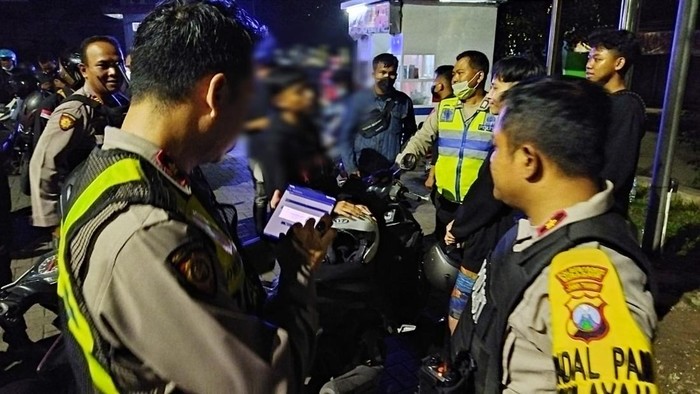 Puluhan anak terjaring razia saat pesta miras di Surabaya
