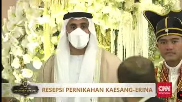 Khalid bin Mohamed bin Zayed Al Nahyan malam ini tiba di Puro Mangkunegaran. MBZ menghadiri tasyakuran atau resepsi pernikahan Kaesang Pangarep dan istrinya, Erina Gudono.