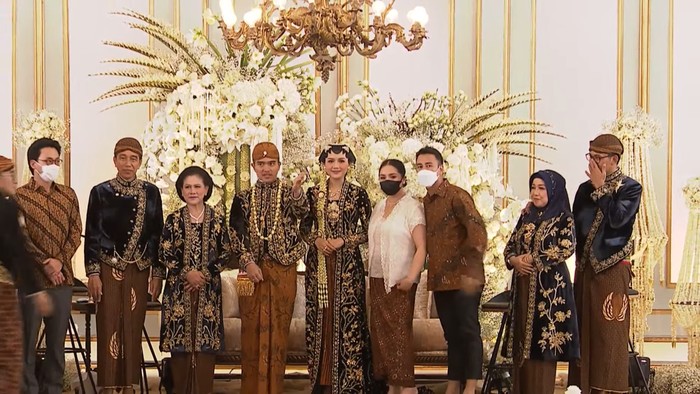 Raffi dan Nagita berfoto saat tasyakuran Kaesang-Erina di Puro Mangkunegaran Solo, Minggu (11/12/2022).