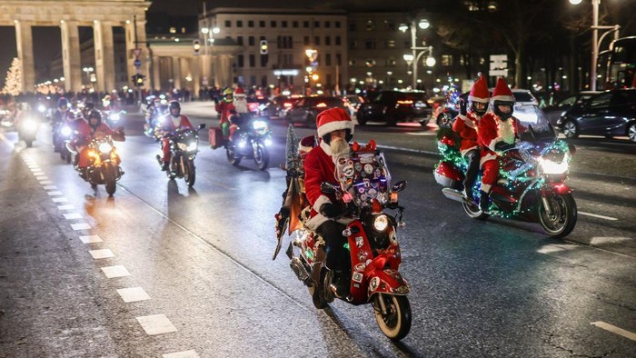 Ratusan Sinterklas melakukan konvoi di sepanjang jalan Berlin. Aksi ini dilakukan untuk membagikan hadiah kepada orang yang membutuhkan.