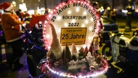 Para pemotor tersebut konvoi untuk melakukan Santa Claus On Road yang ke-25.