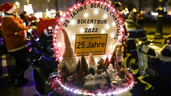 Ratusan Biker di Berlin Konvoi Pakai Kostum Sinterklas Ratusan Sinterklas melakukan konvoi di sepanjang jalan Berlin. Aksi ini dilakukan untuk membagikan hadiah kepada orang yang membutuhkan.