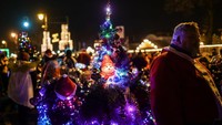 Tak hanya memakai kostum Sinterklas, motor yang dikenakan pun juga dihias pernak-pernik natal.