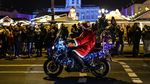 Ratusan Biker di Berlin Konvoi Pakai Kostum Sinterklas
