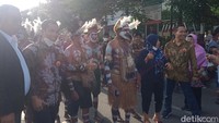 Tujuh tamu dari Asmat ini mengenakan hiasan kepala dari bulu burung, berkalung, memakai kelat bahu di lengan, bercelana rumbai serat pohon, tanpa alas kaki. Foto: Achmad Hussein Syauqi/detikJateng 
