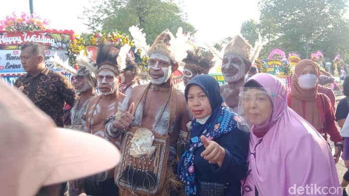 Rombongan asal Kabupaten Asmat, Papua, di depan Puro Mangkunegaran, Solo, untuk menghadiri tasyakuran pernikahan Kaesang Pangarep dan Erina Sofia Gudono, Minggu (11/12/2022).