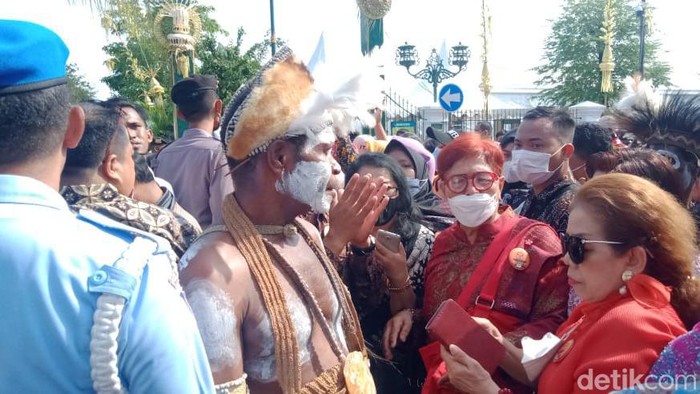 Rombongan asal Kabupaten Asmat, Papua, di depan Puro Mangkunegaran, Solo, untuk menghadiri tasyakuran pernikahan Kaesang Pangarep dan Erina Sofia Gudono, Minggu (11/12/2022).