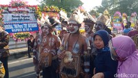 Tasyakuran pernikahan Kaesang dan Erina di Puro Mangkunegaran, Solo juga dihadiri 7 tamu dari Asmat, Papua. Sebagian tamu itu mengenakan pakaian adat. Foto: Achmad Hussein Syauqi/detikJateng  