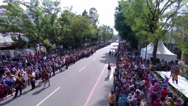 Rombongan kirab pengantin Kaesang-Erina disambut riuh warga di Solo, Minggu (11/12/2022). (tangkapan layar YouTube Jokowi)