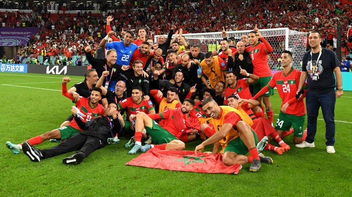 Kejutan besar terjadi di perempatfinal Piala Dunia 2022. Maroko berhasil lolos ke semifinal setelah menyingkirkan Portugal lewat kemenangan tipis 1-0.