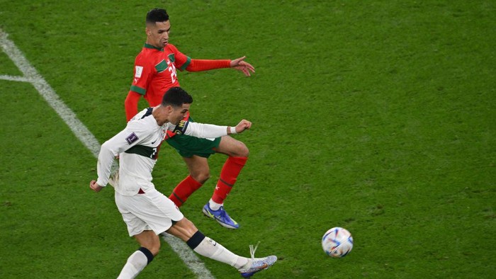 Kejutan besar terjadi di perempatfinal Piala Dunia 2022. Maroko berhasil lolos ke semifinal setelah menyingkirkan Portugal lewat kemenangan tipis 1-0.