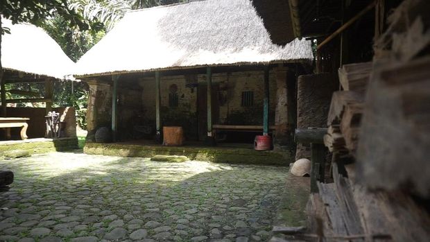 Rumah tradisional Bali berusia ratusan tahun milik warga kini dikelola kelompok pegiat wisata di Desa Sangeh, Kecamatan Abiansemal, Badung, Bali.