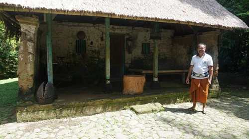 Rumah tradisional Bali berusia ratusan tahun milik warga kini dikelola kelompok pegiat wisata di Desa Sangeh, Kecamatan Abiansemal, Badung, Bali.
