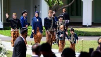 Ini saat Jokowi mengandeng kedua cucunya itu dalam resepsi sesi siang.