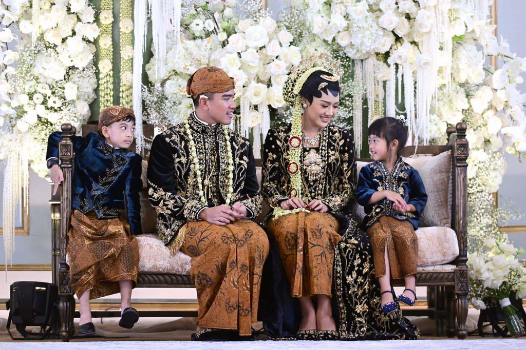Saat Jan Ethes dan Sedah Mirah Asyik di Kursi Pelaminan Kaesang-Erina Dua cucu Presiden Jokowi yakni Jan Ethes dan Sedah Mirah ikut mendampingi pengantin Kaesang dan Erina Gudono duduk di pelaminan. Begini potretnya.