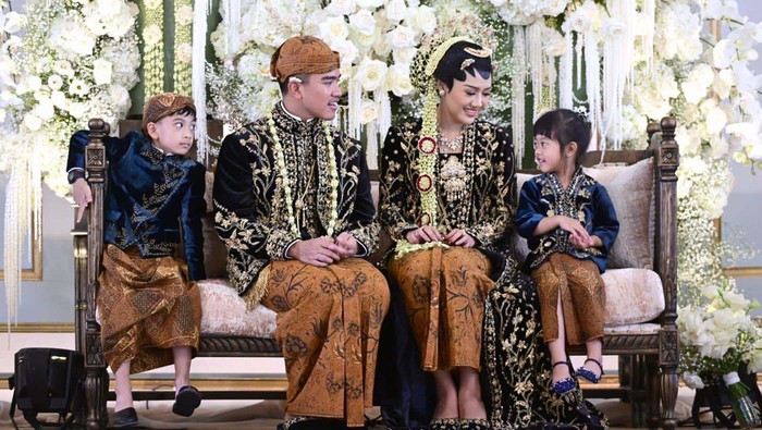 Dua cucu Presiden Jokowi yakni Jan Ethes dan Sedah Mirah ikut mendampingi pengantin Kaesang dan Erina Gudono duduk di pelaminan. Begini potretnya.