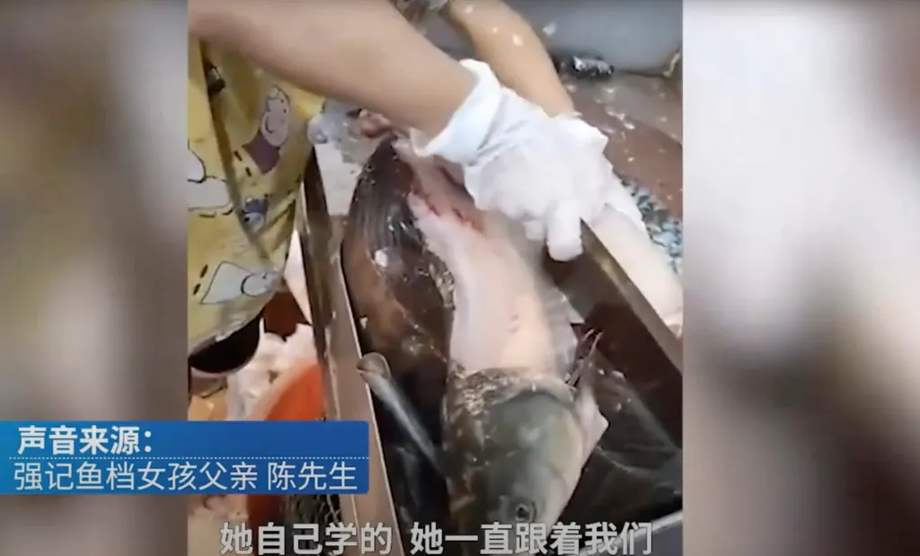 Salut! Bocah Penjual Ikan Ini Jago Bersihkan Sisik Ikan dalam Waktu Singkat