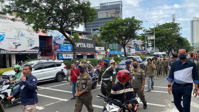 Satpol PP datangi SDN Poncok Cina 1, Kota Depok.