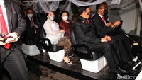 Megawati datang ditemani Puan Maharani.