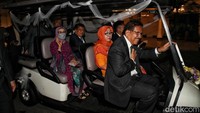 Mantan wapres JK datang didampingi istrinya.