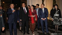 SBY datang bersama pengusaha Chairul Tanjung.