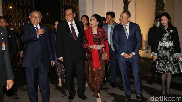 SBY Hingga Megawati Hadiri Resepsi Malam Pernikahan Kaesang-Erina Sejumlah tokoh menghadiri resepsi malam pernikahan Kaesang dan Erina di Pura Mangkunegaran,Solo, Jawa Tengah. Di antaranya SBY dan Megawati.
