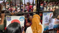 Kasatpol PP Depok N Lienda Ratnanurdianny mengatakan jajarannya diperintah pimpinan mengamankan aset di SDN Pocin 1. Satpol PP Depok menegaskan sebagai penguasa dari aset sekolah. (Devi/detikcom)