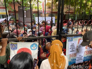 Wali Murid Melawan Saat SDN Pocin 1 Mau Dikosongkan