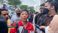 Satpol PP Depok menyebut kegiatannya bukan ekseskui melainkan pengosongan untuk pemusnahan aset. Kuasa hukum wali murid mempertanyakan dasar hukum. (Devi/detikcom)