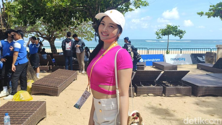 Indonesia Esports Summit 2022 akan segera berakhir. Namun keseruannya semakin meriah, ditambah kehadiran Tiktoker cantik Indonesia, Sheren dan Paphricia.