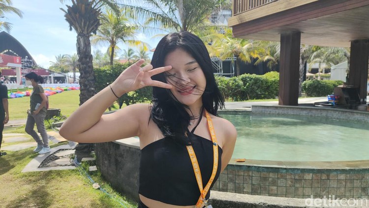 Indonesia Esports Summit 2022 akan segera berakhir. Namun keseruannya semakin meriah, ditambah kehadiran Tiktoker cantik Indonesia, Sheren dan Paphricia.