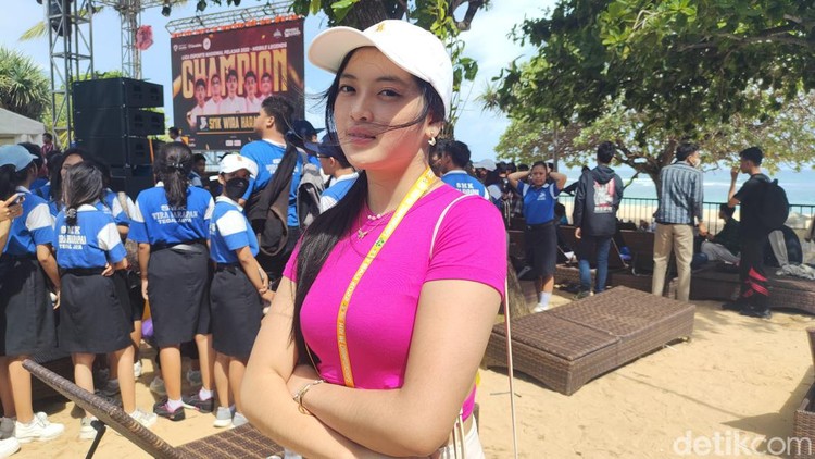 Indonesia Esports Summit 2022 akan segera berakhir. Namun keseruannya semakin meriah, ditambah kehadiran Tiktoker cantik Indonesia, Sheren dan Paphricia.