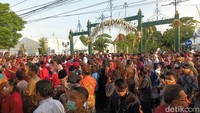 Situasi Terkini Puro Mangkunegaran: Dijaga Ketat-Penuh Relawan Jokowi