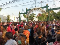 Situasi Terkini Puro Mangkunegaran: Dijaga Ketat-Penuh Relawan Jokowi