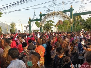 Situasi Terkini Puro Mangkunegaran: Dijaga Ketat-Penuh Relawan Jokowi