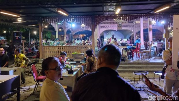 Suasana Jalan Diponegoro depan kawasan Puro Mangkunegaran, Solo, Minggu (11/12/2022). Warga memadati lokasi untuk turut menikmati suasana tasyakuran Kaesang dan Erina yang digelar di dalam Puro.