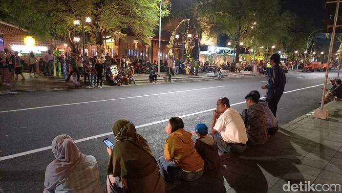 Suasana Jalan Diponegoro depan kawasan Puro Mangkunegaran, Solo, Minggu (11/12/2022). Warga memadati lokasi untuk turut menikmati suasana tasyakuran Kaesang dan Erina yang digelar di dalam Puro.