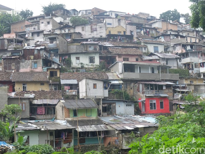 Suasana Kampung Pelangi 200 Bandung.