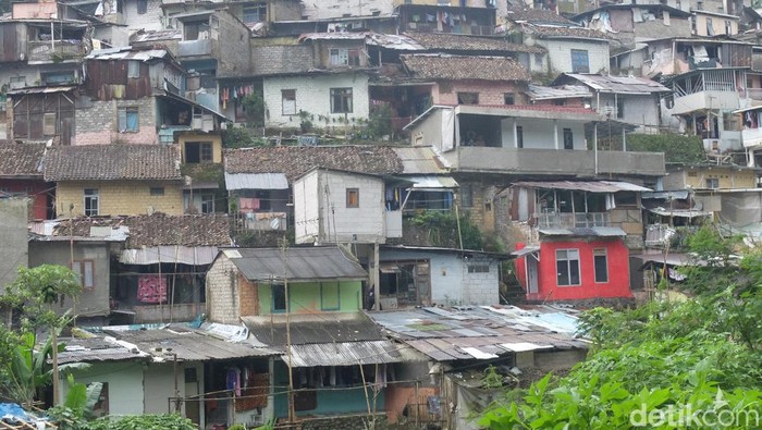 Suasana Kampung Pelangi 200 Bandung.