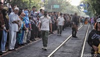 Sejumlah petugas berjaga untuk mengamankan warga yang hendak menyaksikan kirab pernikahan Kaesang-Erina.