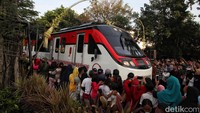 Para warga memadati bagian depan gerbong kereta.