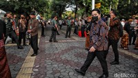 Tampak Erick Tohir yang mengenakan batik saat menghadiri acara tersebut.