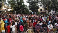 Antusias warga solo itu untuk menyaksikan kirab pernikahan Kaesang-Erina.  